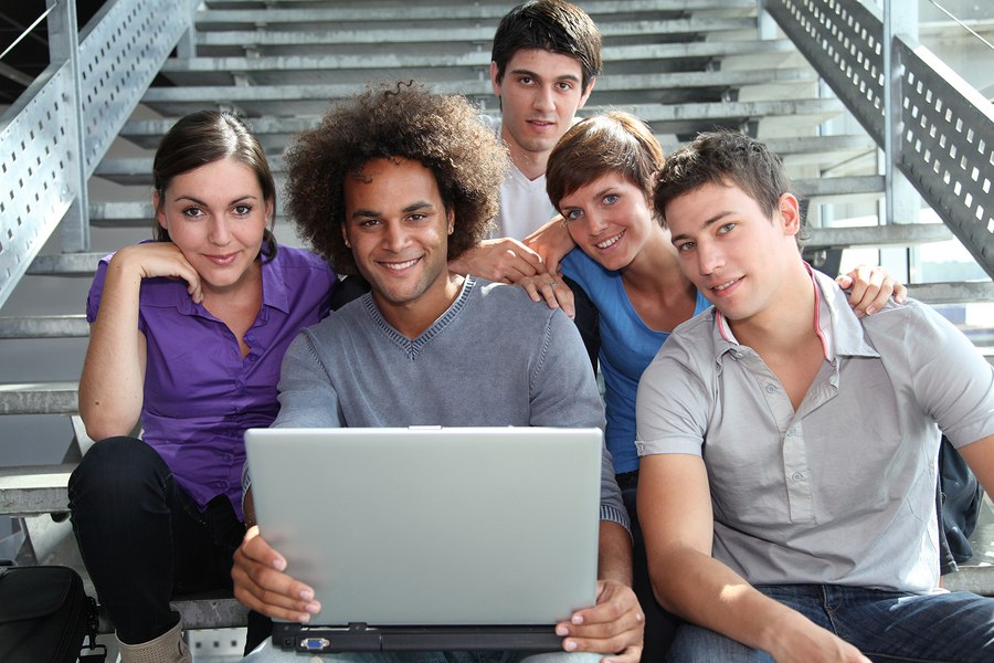 Группа студентов. Фото группы студентов. Малая группа фото. Фото группы людей с ноутбуками стоя. Сайт группы студенты